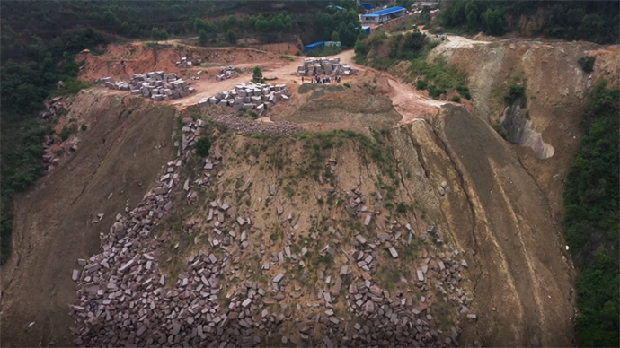 岑溪市糯垌大?；◢弾r礦采礦廢土廢石沿山體隨意傾倒 督察組供圖