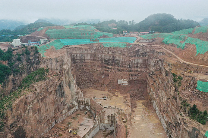 岑溪市康利石材有限公司花崗巖礦采取“一面墻”方式開采 督察組供圖