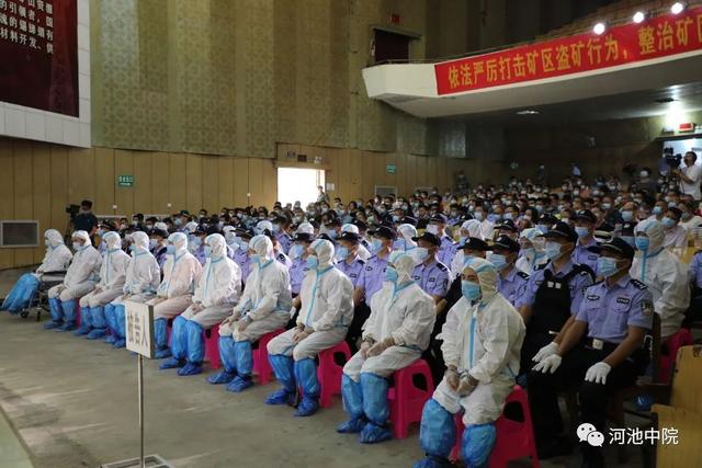 ▲蒙某強(qiáng)等20名被告人在法庭上接受宣判